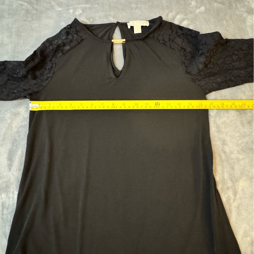 Michael Kors Black Bell Sleeve Blouse
#1277 - Picture 4 of 8